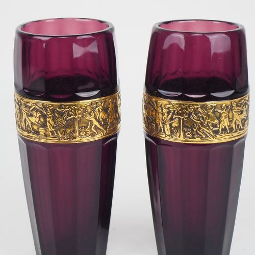 Pair of vases "Walther 一对花瓶 "Walther

紫罗兰色玻璃，中间有金色的人形图案。形状略带球形，口呈圆形。底部是平切的，有一个空洞&hellip;