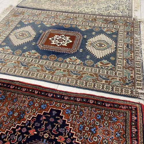4 handknotted Persian carpets 4张手工打结的波斯地毯

二手 - 其中2个状态良好，约90x70cm；110x70cm；100x7&hellip;
