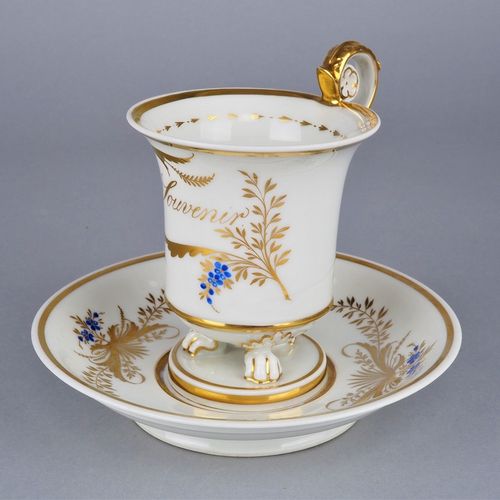 Gift cup Bohemia 波西米亚礼品杯

罕见的纪念杯和茶托，白瓷上釉，手绘金色，在杯子的中心写着 "纪念品"，周围有花卷。杯子有宽大的支架，喝水的容&hellip;