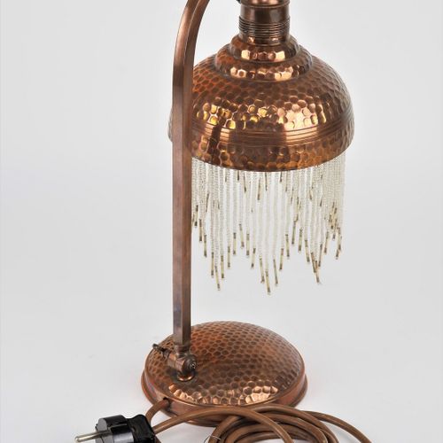 Art Deco lamp 1930s 1930年代的装饰艺术灯

由铜制成，部分有锤子装饰。笨重的支架上有一个沉重的铸铁配重。轴由方形铜管制成，下面和上面有调&hellip;