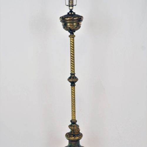 Large floor lamp, around 1880 大型落地灯，约1880年

宽大的支架，向上渐变，用黄铜和青铜加工。上半部分是伞架，圆顶状。以前是作&hellip;