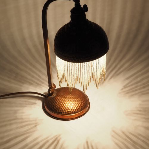Art Deco lamp 1930s 1930年代的装饰艺术灯

由铜制成，部分有锤子装饰。笨重的支架上有一个沉重的铸铁配重。轴由方形铜管制成，下面和上面有调&hellip;
