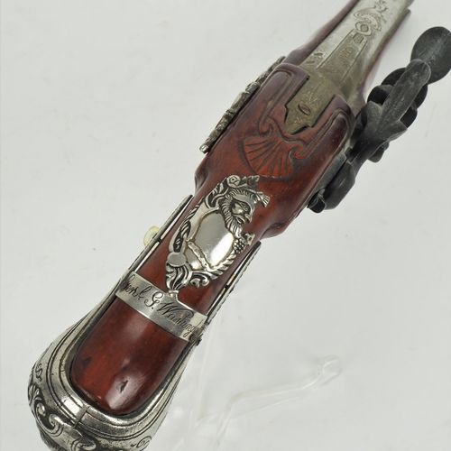 Deco muzzleloader flintlock pistol 装饰风格的枪支燧发枪

由桃花心木制成，有金属支架。侧面标有 "霍金斯"，枪管上标有 "伦&hellip;