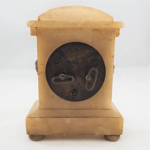 Alarm clock, France around 1890 闹钟，法国1890年左右

闹钟在雪花石箱中，有黄铜装饰品和球脚。有老化和磨损的痕迹。在功能上。&hellip;