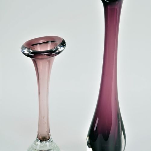 Two Murano vases, 50s 两个穆拉诺花瓶，50年代

两个长颈花瓶由厚壁透明玻璃制成，深红色的颜色，宽底，向上渐变，末端隆起。其中一个有水滴状&hellip;