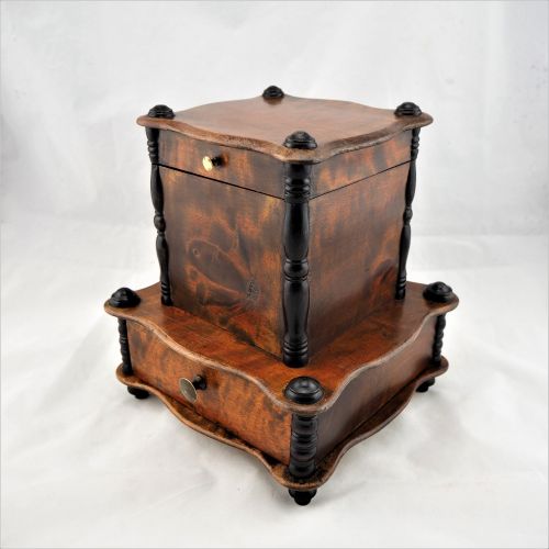 Box around 1880, wood 1880年左右的盒子，木质

坚果染色。周围都是波浪形的，角落里有黑色的转柱。下部有抽屉，顶部有盖子。两者都有黄铜旋&hellip;