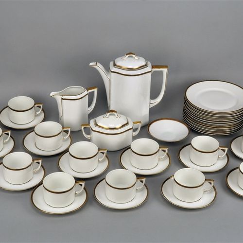 Coffee/tea service, Hutschenreuther 咖啡/茶具, Hutschenreuther

白色釉面瓷器，宽金边。包括一个大盖壶，奶&hellip;