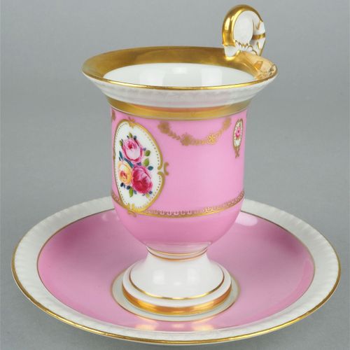 Large collector cup Fürstenberg 弗斯滕伯格大型收藏杯

圆顶形的杯子，有把手，开口在顶部。碟子，白色的瓷器，粉红色的颜色，中间上&hellip;