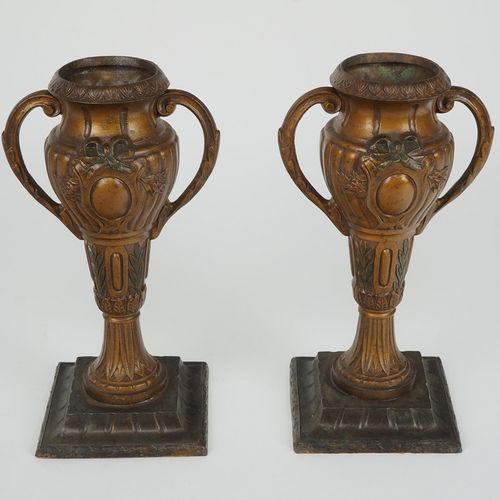 Pair of amphora vases around 1880 一对1880年左右的双耳花瓶

由金属制成，青铜材质。宽大的方形支架。花瓶容器上装饰着美丽的&hellip;