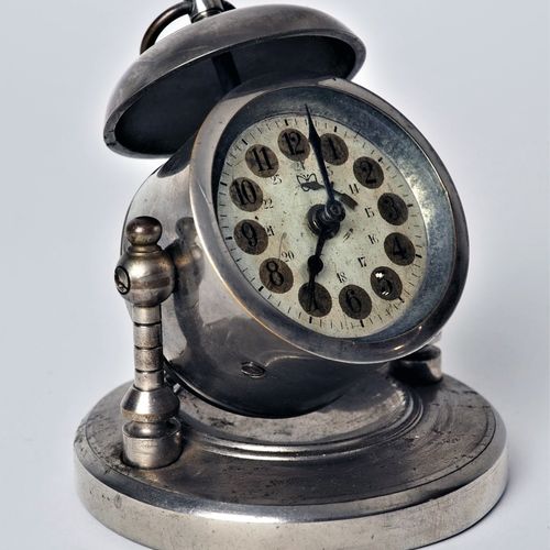 Alarm clock with tripod, 20's 带三脚架的闹钟，20世纪

镀铬的金属外壳。大而圆的支架，有两根柱子，时钟挂在其中。闹钟的圆形外壳有&hellip;