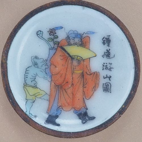 Small picture plates, China 小画盘，中国

7个小盘子，可能是瓷器，精细地画着各种神话图案。在玻璃下装框。大概在20世纪，状况良好。&hellip;