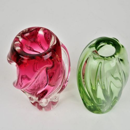 Two "Murano" vases 两个 "穆拉诺 "花瓶

由透明玻璃制成，一次为绿色，一次为红色。非常厚的壁和重。表面呈波浪状。两个都有平面切割的支架。意&hellip;