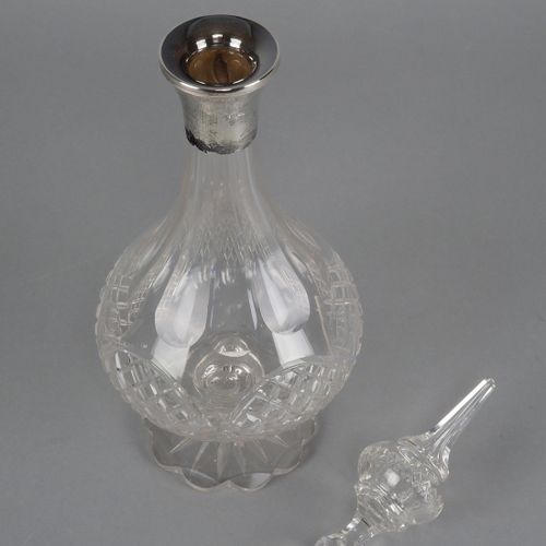 Carafe around 1930 1930年左右的玻璃杯

由透明水晶玻璃制成，有丰富的切割装饰。碟形支架上有星形切割，强烈的球形杯身。顶部的顶饰有银质底座&hellip;