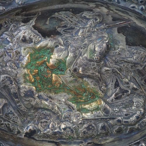 Wall plate motif knight battle, silver plated, 19th c. 墙板图案的骑士战斗，镀银，19世纪。

椭圆形的盘&hellip;