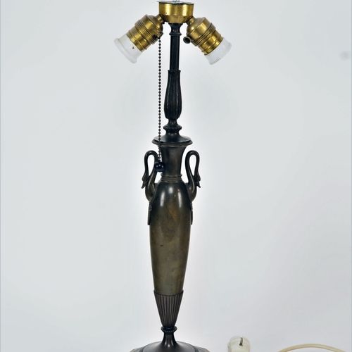Table lamp, 30s Lampada da tavolo, anni '30

Base della lampada in bronzo, a for&hellip;