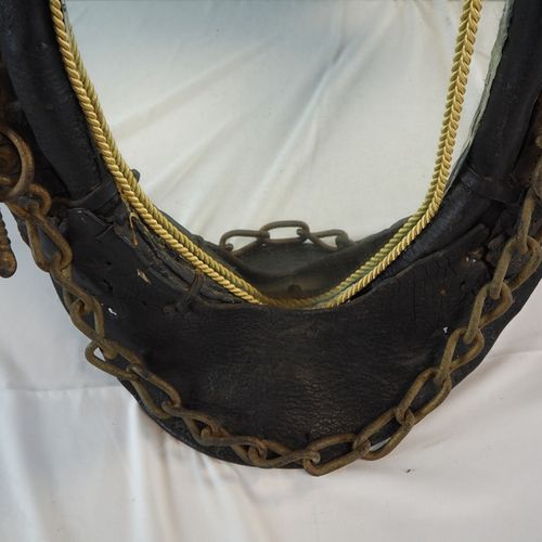 Horse collar 马项圈

皮革模制，橡木框架。加装了一面镜子，大约1900年。高90厘米，宽47厘米，长33厘米



1900年左右的马项圈

Au&hellip;