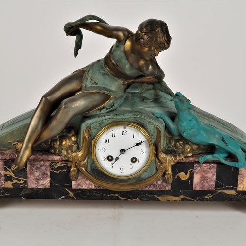 Large Art Deco figure clock, France around 1930 大型装饰艺术人物钟，法国1930年左右

外壳支架由五彩大理石组&hellip;