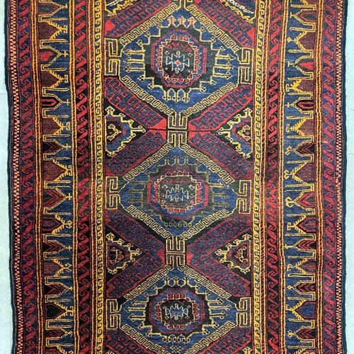 Persian nomadic carpet, probably Lorestan 波斯游牧民族的地毯，可能是洛里斯坦的

也叫洛里地毯，羊毛，150 x 93&hellip;