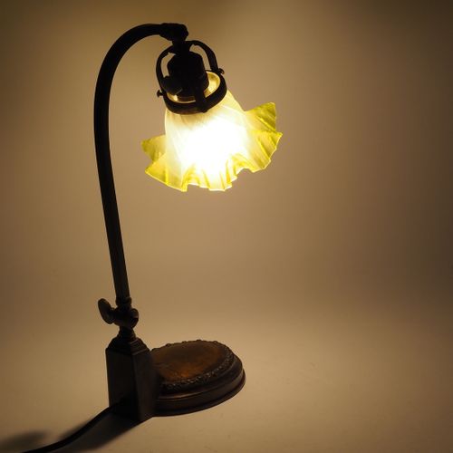 Table lamp around 1920 Lampe de table vers 1920

Lourd pied ovale décoré d'un mo&hellip;