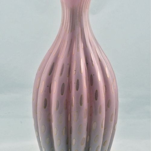 Large Murano Vase 大型穆拉诺花瓶

透明玻璃，染成粉红色，内部较深，外部较浅。有椭圆形的，金色的熔体。口部吹制，底部有撕裂痕迹。完好无损。高3&hellip;