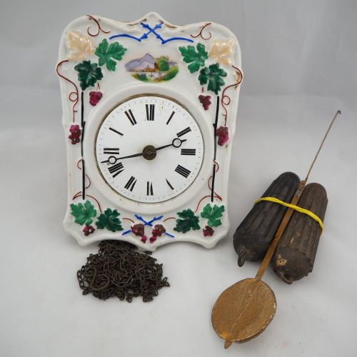 Porcelain plate clock, around 1900 瓷板钟，1900年左右

农场时钟的瓷板（完好无损）。珐琅表盘，木板机芯，带有链式拉动和音&hellip;