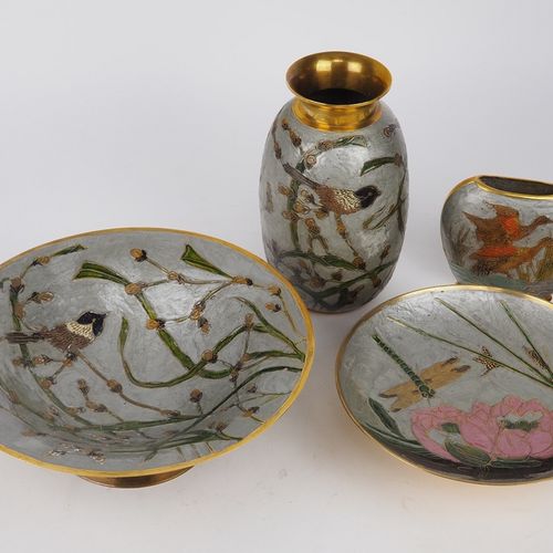 Set of brass vessels 黄铜器皿套装

带景泰蓝。包括两个花瓶，一个是椭圆形的，扁平的，有鸟的图案；一个是隆起的，有突出的嘴，有鸟和树枝的装饰&hellip;