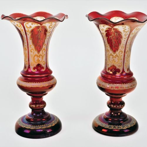 Pair of bohemian vases 一对波西米亚风格的花瓶

由浅色玻璃制成，部分颜色为红色。口吹，在底部有撕裂的痕迹。圆顶形，冷漆有卷草和叶子的图案&hellip;