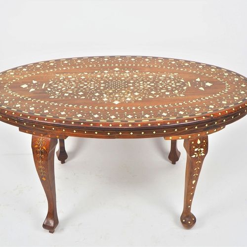 Oriental side table 东方边桌

亚洲，可能是波斯或印度，20世纪初。实心硬木制成，椭圆形，有非常精致的骨质镶嵌，花纹图案。桌面安装在椭圆形的&hellip;