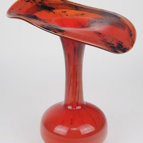 VASE MURANO 穆拉诺花瓶

透明玻璃，有红色和黑色的颜色。球形支架，向上呈锥形，花瓶口有很宽的唇。可能是穆拉诺，70年代。英塔克兹。高28厘米，直径约&hellip;