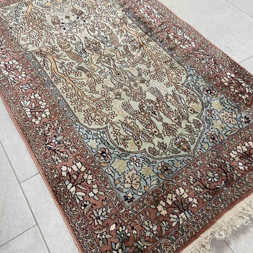 Handknotted oriental carpet, cashmere - natural silk, bird motif Tapis oriental &hellip;