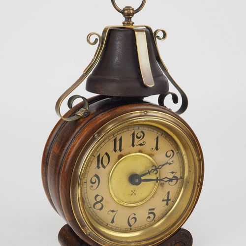 Large alarm clock around 1900 1900年左右的大闹钟

非常具有装饰性的闹钟，由Pfeilkreuz（汉堡，美国钟表厂）Laden&hellip;