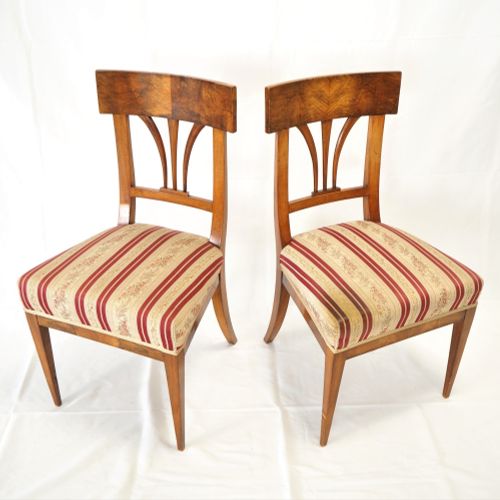 Pair of Biedermeier chairs around 1820, walnut 一对1820年左右的Biedermeier椅子，胡桃木

实心胡桃&hellip;