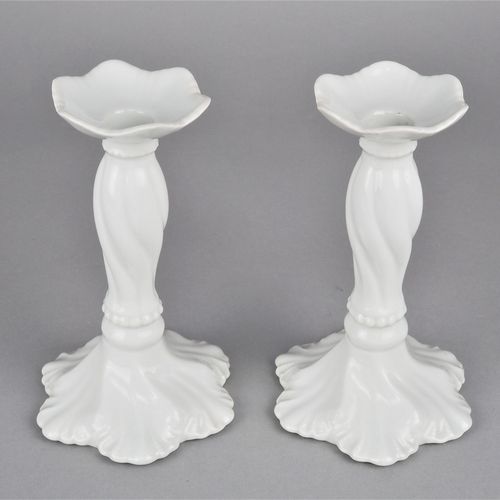Pair of Candlesticks Paire de chandeliers

en porcelaine, émaillé blanc, pied la&hellip;