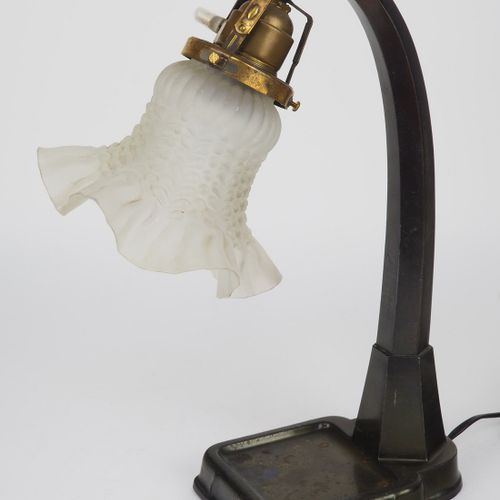 Desk lamp 1930s Lampe de bureau 1930

sur un grand pied, tige conique cannelée, &hellip;