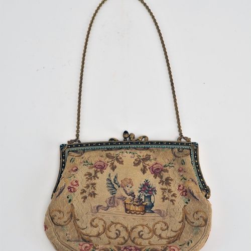 Ladies handbag around 1900 1900年左右的女士手提包

绣有天使以及玫瑰和卷须的图片，这是在一个黄铜框架内，装饰有珐琅镶嵌。有黄铜链&hellip;
