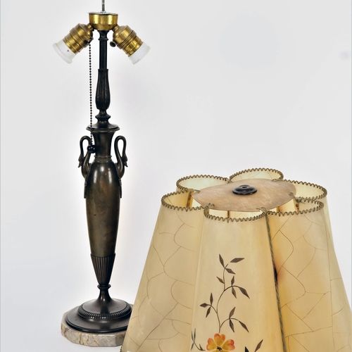 Table lamp, 30s 台灯，30年代

青铜灯座，花瓶状，有一个大的板状支架，渐变的轴，在上面的区域左右各有一只天鹅，上面有两个燃烧器的支架（E 27&hellip;