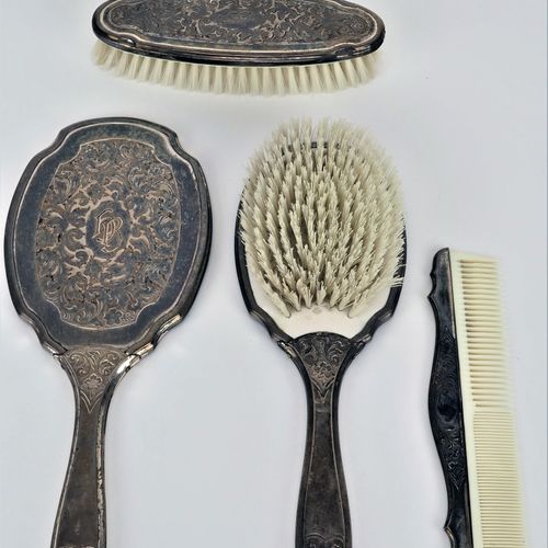 Toilet set in silver, around 1900 银制厕所套装，约1900年

女士盥洗用具，包括一把梳子，可能是骨质的，有银质的支架；一把发&hellip;
