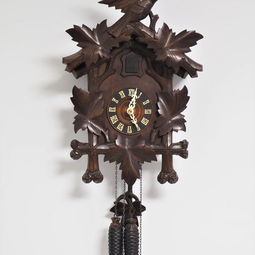 Cuckoo clock around 1900 Kuckucksuhr um 1900

Holzgehäuse mit Giebel, Front mit &hellip;