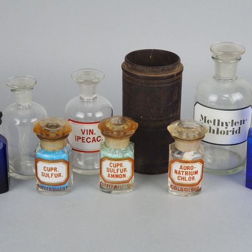 Convolute pharmacy jars 卷曲的药店罐子

包括两件龙胆蓝玻璃，带切割的瓶塞，高13厘米和高11.5厘米，完好无损；三件长方形，透明玻璃，&hellip;