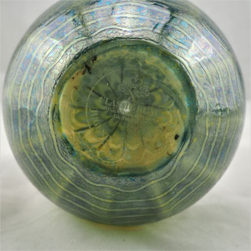 Art Nouveau vase made of glass, Rosenthal 新艺术风格的玻璃花瓶，罗森塔尔

由绿色玻璃制成，上面有彩虹色的波浪图案。下&hellip;
