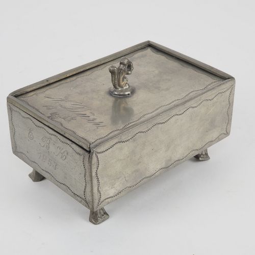 Tin box with slider 带滑盖的锡盒

带滑盖的方形锡盒，中间有松鼠形状的把手。四周有刻字装饰。四个脚。侧面标有 "A. Dürr 1853"，&hellip;
