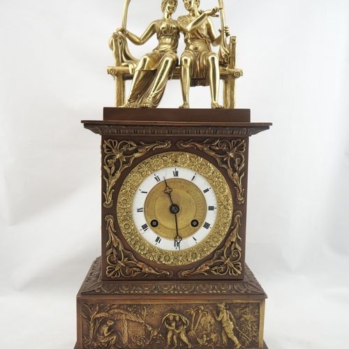 Empire mantelpiece clock around 1820 Empire-Kaminuhr um 1820

Bronzegehäuse, tei&hellip;