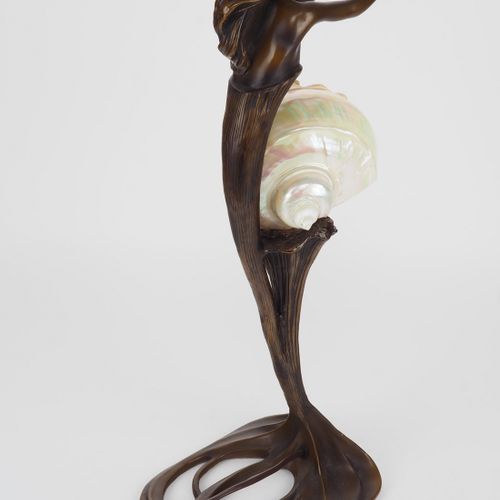 Art Nouveau style table lamp 新艺术主义风格的台灯

灯座由青铜制成，经过抛光处理，呈女性形象，伸出手臂，挥舞着头发。 镂空支架。中&hellip;