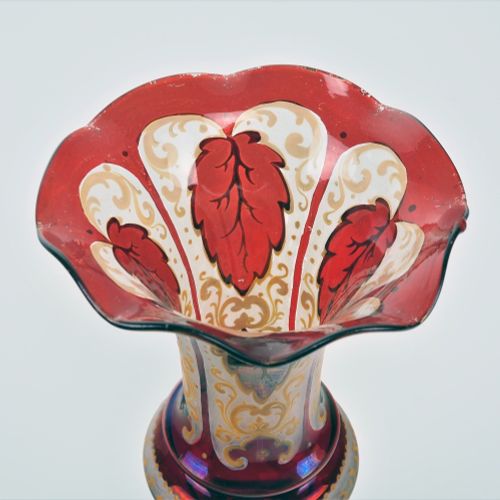 Pair of bohemian vases Paar böhmische Vasen

aus hellem Glas mit teilweise roter&hellip;