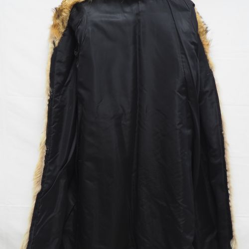 Red fox fur coat, 80/90s. 红狐狸皮大衣，80/90年代。

长，有侧袋，状况良好，没有明显的损坏或蛀虫侵扰。大衣是用防蛀纸密封存放的。&hellip;