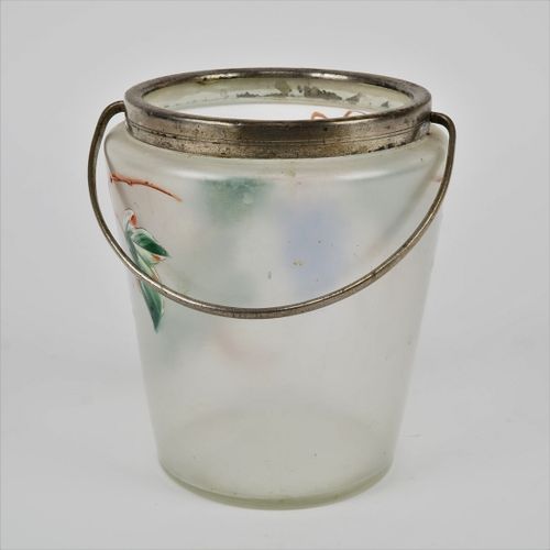 Handle bowl around 1900 1900年左右的拉手碗

由透明磨砂玻璃制成。圆锥形，有珐琅彩绘。上唇有metaqll支架和手柄。有老化的痕迹，&hellip;