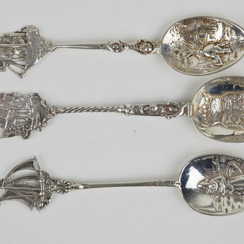 3 coffee spoons with Dutch motifs, silver. 3个带有荷兰图案的咖啡勺，银质。

每一个都在手柄的顶部有精细加工的帆船。&hellip;