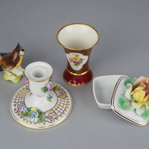 Mixed lot of showcase porcelain 一批混合的展示瓷器

包括一个小花瓶，内白外红的釉面，有金色的花束，底部标有蓝色的 "Lindn&hellip;