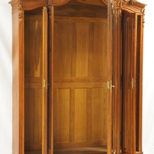 Large wardrobe, Viennese rococo around 1870 大衣柜，1870年左右的维也纳洛可可式衣柜

主体由木头制成，外面用胡桃&hellip;