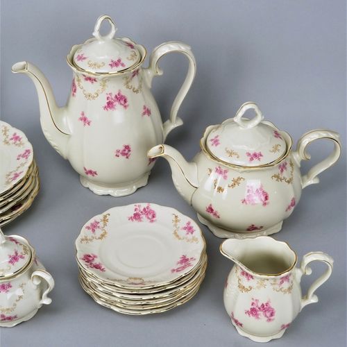 Extensive coffee/tea service, 6 persons 广泛的咖啡/茶服务，6人份

瓷器，白色釉面，有金边和花卉装饰。底部标有 "Ba&hellip;